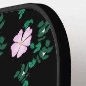 ワイルドバラ – 黒い背景のフローラルパターン ピックルボールラケット (左詳細)