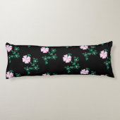ワイルドバラ – 黒い背景のフローラルパターン ボディピロー (裏面)