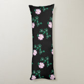 ワイルドバラ – 黒い背景のフローラルパターン ボディピロー (裏面 (縦))