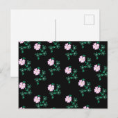 ワイルドバラ – 黒い背景のフローラルパターン ポストカード (正面/裏面)