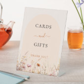 ワイルドフラワーがアーチ状に並んだピンクのカード ギフト サイン (インサイチュ)