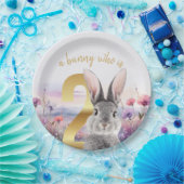 ワイルドフラワーが2つある灰色のうさぎ ペーパープレート (パーティー)