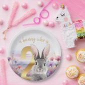 ワイルドフラワーが2つある灰色のうさぎ ペーパープレート (パーティー)