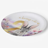 ワイルドフラワーが2つある灰色のうさぎ ペーパープレート (アングル)