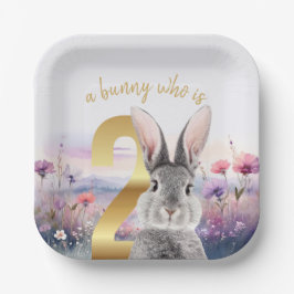 ワイルドフラワーが2つある灰色のうさぎ ペーパープレート