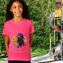 ワイルドフラワーに囲まれたダックスフントのデザイン Tシャツ
