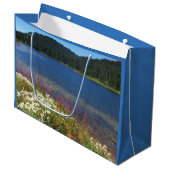 ワイルドフラワーのある風光明媚な湖 ラージペーパーバッグ (正面アングル)