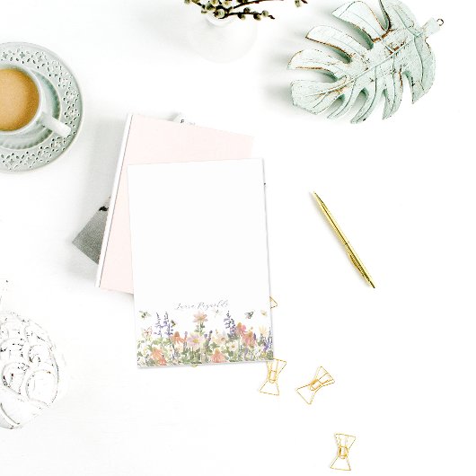 ワイルドフラワーのまわりにモノグラムパーソナライズされた ポストイット