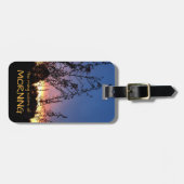 ワイルドフラワーのシルエットの間で朝の色が濃くなる ラゲッジタグ (正面横)