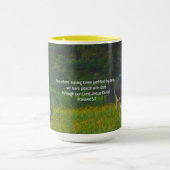 ワイルドフラワーの聖句で平和な牛が放牧 マグカップ (中央)