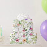 ワイルドフラワーの花束 結婚前祝い 誕生日 ラッピングペーパー<br><div class="desc">このシャビー シックな花の包装紙には、ピンクの花、黄の花、紫の花、赤の花が緑の葉のフィールドにあります。</div>