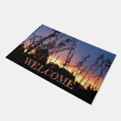 ワイルドフラワーシルエットの間のウェルカムサンライズ ドアマット (アングル)