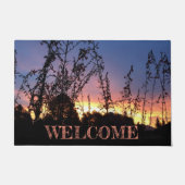 ワイルドフラワーシルエットの間のウェルカムサンライズ ドアマット (正面)