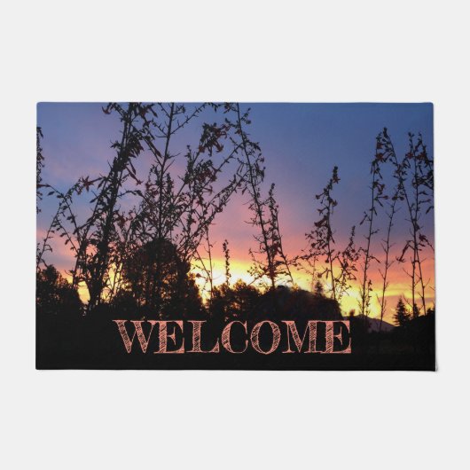 ワイルドフラワーシルエットの間のウェルカムサンライズ ドアマット (正面)