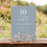ワイルドフラワーダスティブルーガーデンフローラ30th Birthday 招待状<br><div class="desc">庭祝フローラ書道30歳の誕生日の招待とスタイルで、マイルストーンのイベントに最適。フローラ鮮やかデザインと書エレガント道を取り揃え、お客様のお祝いにお洒落より洗練されたトーンを設定。緑豊かな庭園のテーマは、自然美しいと優雅なタイポグラフィを融合し、時代を超越した魅力的な外観を作り出す。屋外や庭園をテーマにした集まりに最適で、この特別な日々の喜びを見事に捉え、30歳の誕生日の祭りに参加するゲストの興奮を保証する。</div>