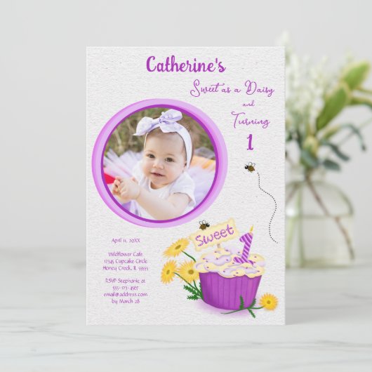ワイルドフラワーデイジーガールイエローパープルファースト誕生日 招待状 (スタンド正面)