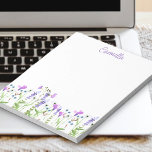 ワイルドフラワーデリケート紫パーソナライズされたフローラ ノートパッド<br><div class="desc">紫色かわいらしの山花を付縁どけて、あなたの名前でパーソナライズする。この繊細で水フェミニン色のフローラデザインは手で縁どタイポグラフィを置いた野生の花を持つ。</div>