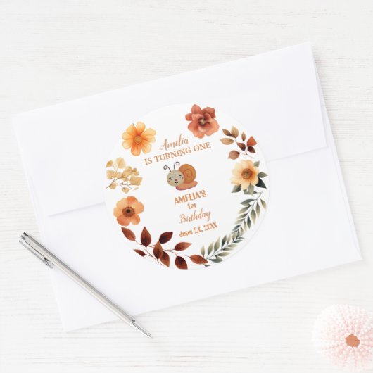 ワイルドフラワーパーソナライズされたガール1歳の誕生日 ラウンドシール (封筒)