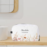 ワイルドフラワーピンクのベージュの花嫁の名前 ドップキット<br><div class="desc">白い背景飾で、ピンクとベージュのワイルドフラワー。あなたの花嫁メイドの名前をパーソナライズして追加する。</div>