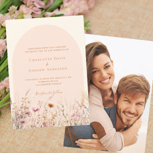 ワイルドフラワーピーチのベージュのアーチ写真ボホ結婚の写真 招待状