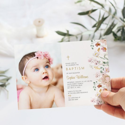 ワイルドフラワーフォトガールバプテスマ |ピンクと赤の花 招待状