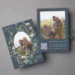ワイルドフラワーフレーム2写真結婚のQRコードネイビーブルー セーブザデート<br><div class="desc">このエレガントな結婚式は、日付の招待を除いて、写真と楕円形のフレームとしてピンク色彩の鮮やか、黄色、および緑の美しい手の水の色の野生の花を特色にする。このデザインの高度なカスタマイズについてクリックは、上の青いデザインツールボタンをクリックして下さい。一致するアイテムも利用可能である。</div>