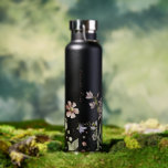 ワイルドフラワーフローラのまわりに |モノグラム ウォーターボトル<br><div class="desc">美しい水の色の野生の花と魅力的あなたのパーソナライズの選択と小さでこぼこ蜂を特徴とする。トレンディーモノグラムのデザイン。上品でファッショナブルこのウォーターボトルは完璧なアクセサリーを作る。テンプレート文字の名前または短い語句の行。デザインの右側カスタムにある[このデザインテンプレートを編集する]ボックスまたは青い[文字を編集すクリックる]ボタンを使用してカスタマイズは、デザインの配置、フォントと色の変更、および追加の情報や画像の追加を行って、このにの語句を追加する。クリックカスタマイズ「続く」を選択して完全な編集オプションを開く。調整もし品(サンキューカード等)が必要な場合は連絡ご注文をカスタムお願い。****要カスタム求の場合は救済、この商品をカートに入れないで。代わりに、電子メールでリクエストをlauralise@iyhtvdesigns.comに送る商品へのリンクが利用可能になった時点で電子メールで送信される。そのリンクを使用して注文を行うことができる。48時間まで許可して。</div>