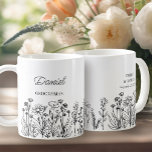 ワイルドフラワーフローラ任意のカラーライングロ描ーマン コーヒーマグカップ<br><div class="desc">ワイルドフラワー結婚の贈り物は、あなたの結婚式のパーティーの誰にでもマグ。簡単あなたの花婿介添人、groomsmenなどのマグをパーソナライズし、また、花嫁と花婿の名前と反対側の彼らの日付を追加することができ結婚る。シンプルとエレガントbohoフローラデザインの線の描野花。また、デザインツールで色を編集することもできます。このツールでは、花の色や文字を任意の色に変更できます。</div>