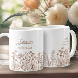 ワイルドフラワーフローラ任意の色の線のブリッ描ドメイド コーヒーマグカップ<br><div class="desc">ワイルドフラワー結婚の贈り物は、あなたの結婚式のパーティーの誰にでもマグ。簡単あなたのメイド・オブ・オーナー（花嫁付き添い人）、花嫁などのマグをパーソナライズし、また、花嫁と花婿の名前と反対側の彼らの日付を追加することができ結婚る。シンプルとエレガントbohoフローラデザインの線の描野花。また、デザインツールで色を編集することもできます。このツールでは、花の色や文字を任意の色に変更できます。</div>