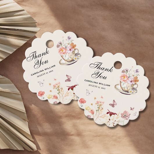 ワイルドフラワーベビーは紅茶のパーティーの赤ちゃんシャワーを醸造している フェイバータグ