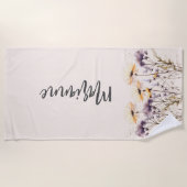 ワイルドフラワーベージュイエロー名前をカスタムするスクリプト ビーチタオル (正面)