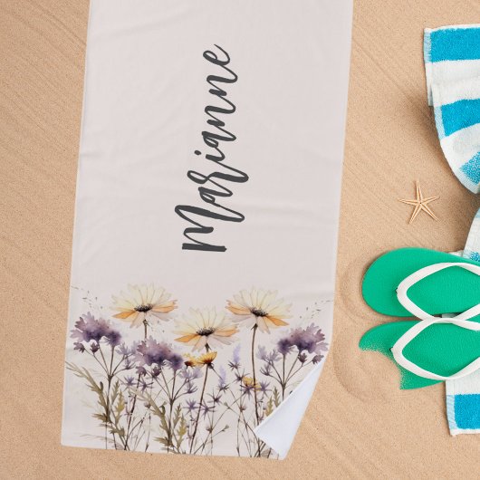 ワイルドフラワーベージュイエロー名前をカスタムするスクリプト ビーチタオル