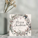 ワイルドフラワーモダンの葉のリーススクリプトのクリスマス シーズンカード<br><div class="desc">休日へようこそ – 完璧な休日とミニマル共にしゃれている!私たちモダンのWildflowerの葉のリーススクリプトのクリスマスカードは、今年のホリデーシーズンの一部のフェスティバルの応援で共有に最適な方法である。暖かく抑えモダンた色のユミニマルーザーで美しい美しさが魅力自然で、美しい美しい休日の緑の華やかなリースが名前と共に楽しめパーソナライズされたる。カードの裏は？ちょうど非常に多くのファクターは、果実素晴らし、松のコーンや葉の緑でいっぱいの植物様式を特徴とする。自然の美学を愛モダンする人に最適インスパイア – 特にお尻ミレニアルファミリー！シーズンの全モダン美しいを取り込んだ美しい休日カー感じドを今すぐ購入する"Christmassy" – 後悔しない！Copyrightベリーデザイン、すべての権利を留保。</div>