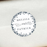 ワイルドフラワーリース結婚シルエットのネイビー&ホワイト ラウンドシール<br><div class="desc">このエレガントなウェディングステッカーは、あなたの名前とリースとしてワイルドフラワーシルエットを特色にする。このデザインの高度なカスタマイズについてクリックは、上の青いデザインツールボタンをクリックして下さい。一致するアイテムも利用可能である。</div>
