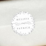 ワイルドフラワーリース結婚シルエットグレー&ホワイト ラウンドシール<br><div class="desc">このエレガントなウェディングステッカーは、あなたの名前とリースとしてワイルドフラワーシルエットを特色にする。このデザインの高度なカスタマイズについてクリックは、上の青いデザインツールボタンをクリックして下さい。一致するアイテムも利用可能である。</div>