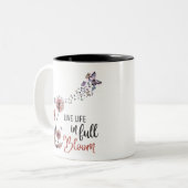 ワイルドフラワー引用文「フル開花で生きる」 ツートーンマグカップ (正面左)