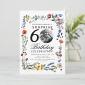 ワイルドフラワー牧草地写真サプライズ60誕生日 招待状 (スタンド正面)