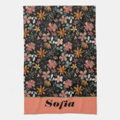 ワイルドフラワー黄色ボホ模様名前をカスタムするブラック キッチンタオル (縦)