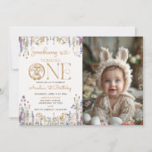 ワイルドフラワー サム・バニー・イズ・ターニング・ワン 1歳の誕生日 招待状 (正面)