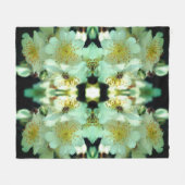 ワイルドホワイトラブリングバラフローラルパターン フリースブランケット (正面(横))