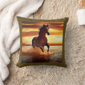 ワイルドホースがサーフを駆け抜ける クッション (ブランケット)