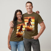 ワイルドホースがサーフを駆け抜ける Tシャツ (ユニセックス)