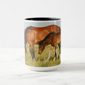 ワイルドホースマザーと子馬放牧 マグカップ (中央)