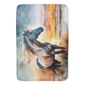 ワイルドホースon草の多い砂丘で夕日 バスマット (正面縦)