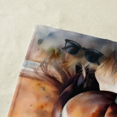 ワイルドホースon草の多い砂丘で夕日 ビーチタオル (インサイチュ)