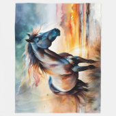 ワイルドホースon草の多い砂丘で夕日 フリースブランケット (正面)