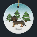 ワイルドボーワイヤードダシュント犬の冬の森 セラミックオーナメント<br><div class="desc">可愛いワイヤーの髪の野生のイノシシのコートの色のデステイのオリジナル漫画のイラストレーションダッシュント品種の犬。3本の緑のモミの木と降り積もる雪が積もった冬のシーンに犬を置く。背景は青から白のグラデーション与えのデザインは、寒い冬の日に見える。名前にはパーソナル化可能な文字領域もある。</div>
