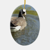 ワイルドライフガチョウが湖、水辺で泳ぐ セラミックオーナメント (正面)