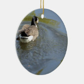 ワイルドライフガチョウが湖、水辺で泳ぐ セラミックオーナメント (右)