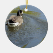 ワイルドライフガチョウが湖、水辺で泳ぐ セラミックオーナメント (正面)